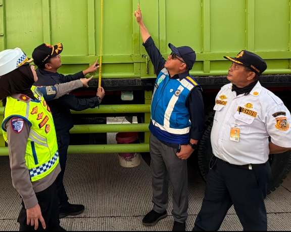 Polisi Bersama Masyarakat Induk PJR BSD Korlantas Polri Bersama Stakeholder Gelar Patroli, Dukung Zero ODOL 2027