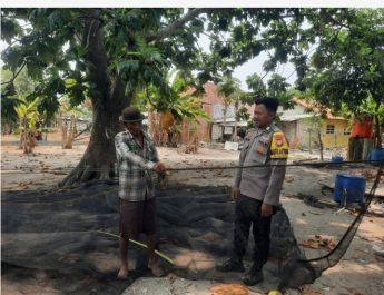 Bhabinkamtibmas Pulau Lancang Sosialisasikan Layanan Polisi 110, Ajak Warga Jaga Kamtibmas