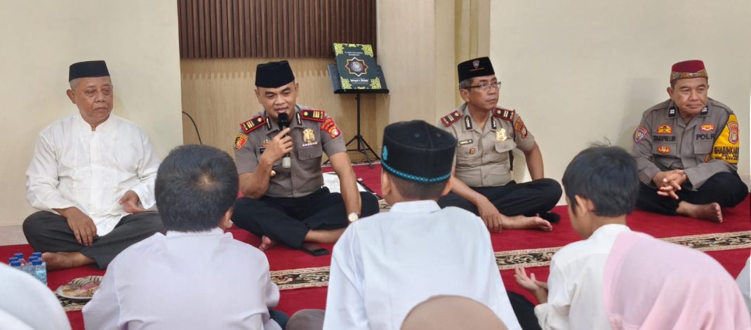 Polisi Bersama Masyarakat, Kapolsek Bekasi Barat Gelar Pengajian dan Santuni Anak Yatim