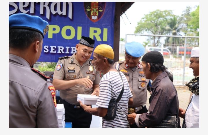 Jum’at Berkah Kadivpropam Polri di Polres Kepulauan Seribu, 210 Paket Nasi Dibagikan kepada Jamaah