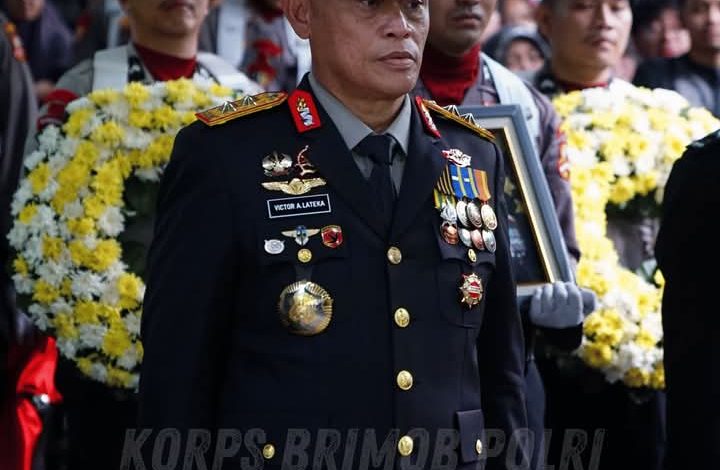Korbrimob Polri Beri Penghormatan Terakhir kepada Irjen Pol. (Purn.) Kamil Razak di Pondok Labu