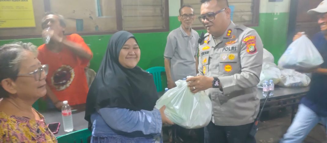 Patroli Humanis Kapolsek Menteng, Polisi Bersama Masyarakat Bagikan Sembako kepada Warga