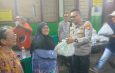 Patroli Humanis Kapolsek Menteng, Polisi Bersama Masyarakat Bagikan Sembako kepada Warga