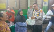 Patroli Humanis Kapolsek Menteng, Polisi Bersama Masyarakat Bagikan Sembako kepada Warga