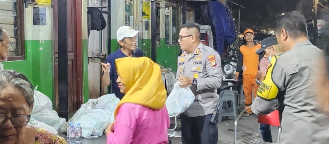 Tak Sekadar Berbagi Sembako, Kapolsek Metro Menteng Ajak Warga Kebon Sirih Jaga Kampung Tetap Aman