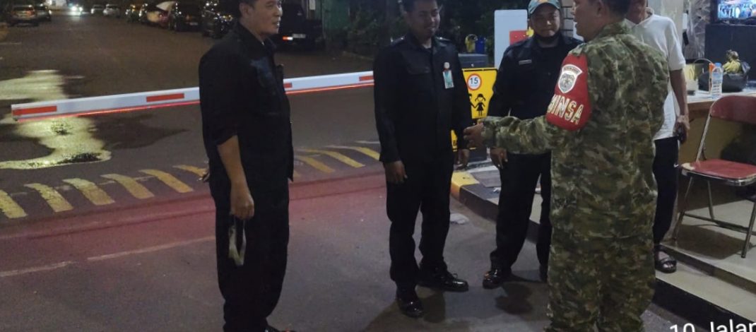 Patroli Keliling Diperkuat di Wilayah Hukum Duren Sawit Babinsa Koramil dan Polsek Duren Sawit Cegah Gangguan Kamtibmas