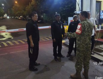 Patroli Keliling Diperkuat di Wilayah Hukum Duren Sawit Babinsa Koramil dan Polsek Duren Sawit Cegah Gangguan Kamtibmas